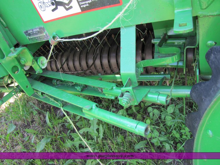 image for item 3315 1997 John Deere 566 round baler