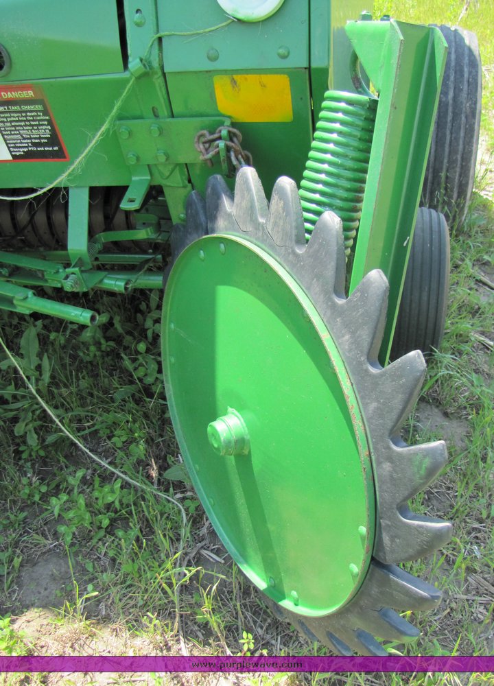 image for item 3315 1997 John Deere 566 round baler
