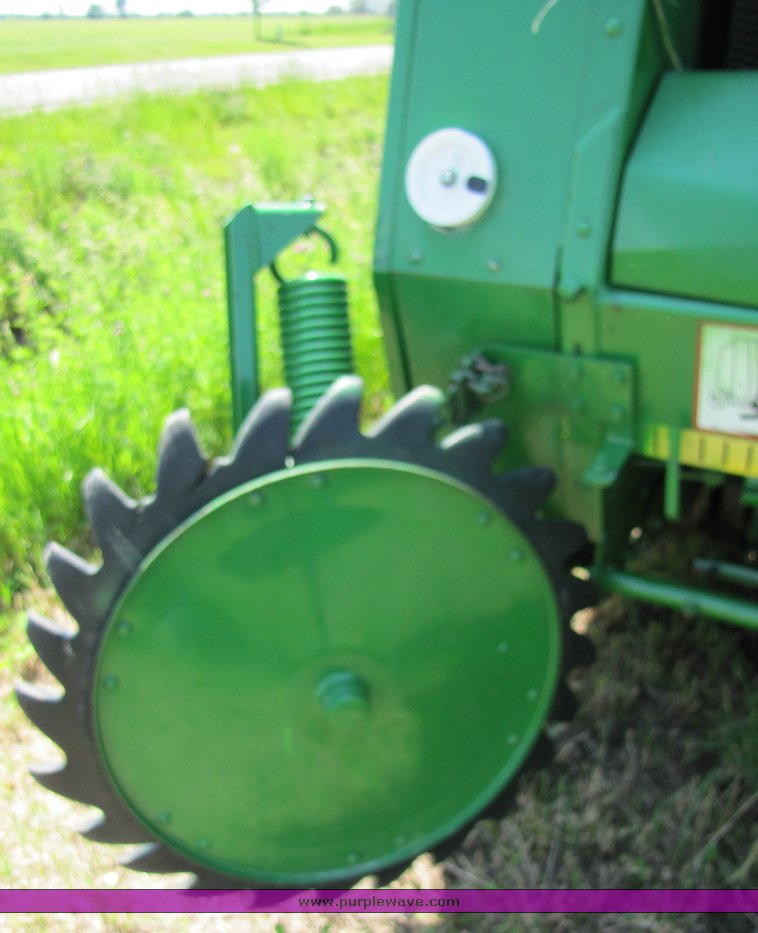 image for item 3315 1997 John Deere 566 round baler