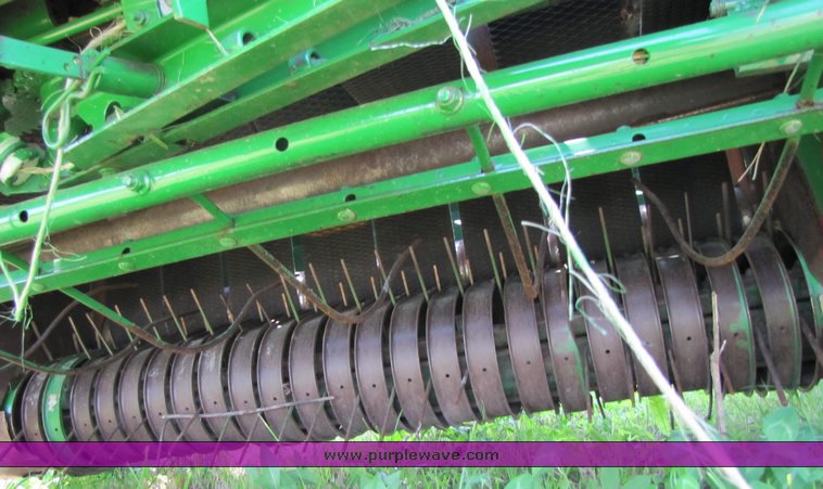 image for item 3315 1997 John Deere 566 round baler