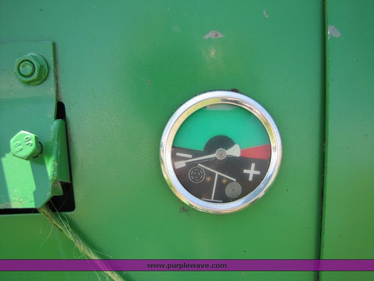 image for item 3315 1997 John Deere 566 round baler