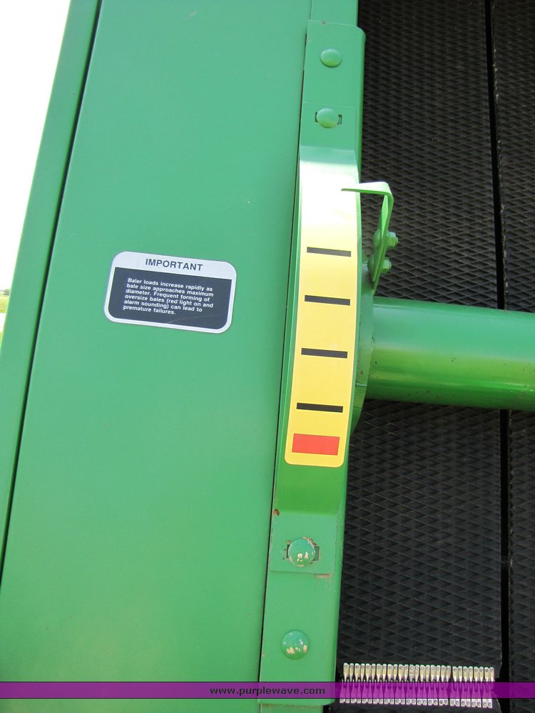 image for item 3315 1997 John Deere 566 round baler