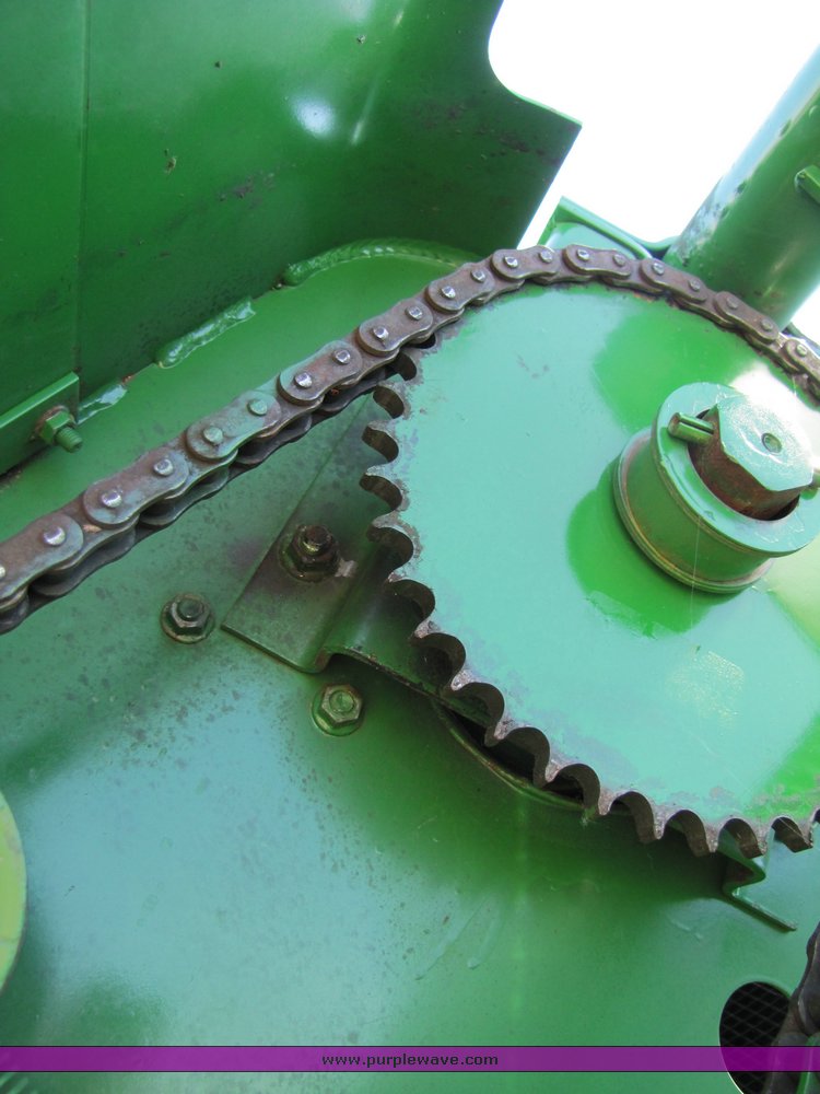 image for item 3315 1997 John Deere 566 round baler