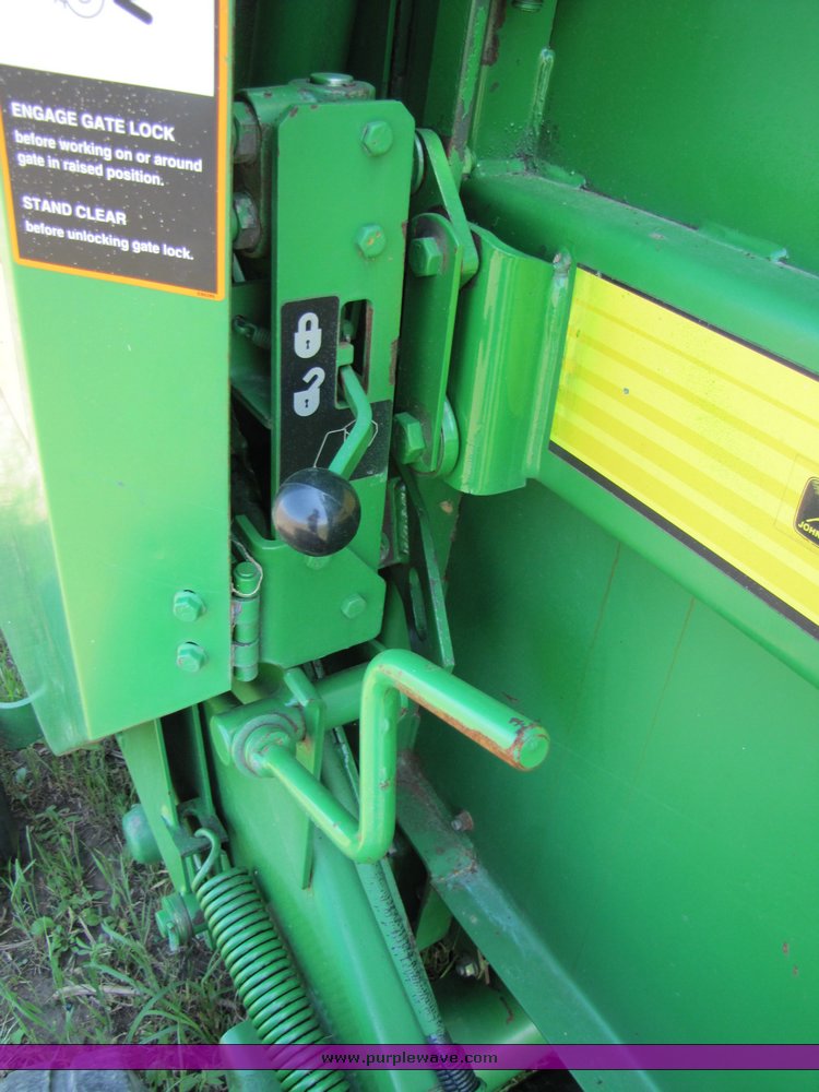 image for item 3315 1997 John Deere 566 round baler
