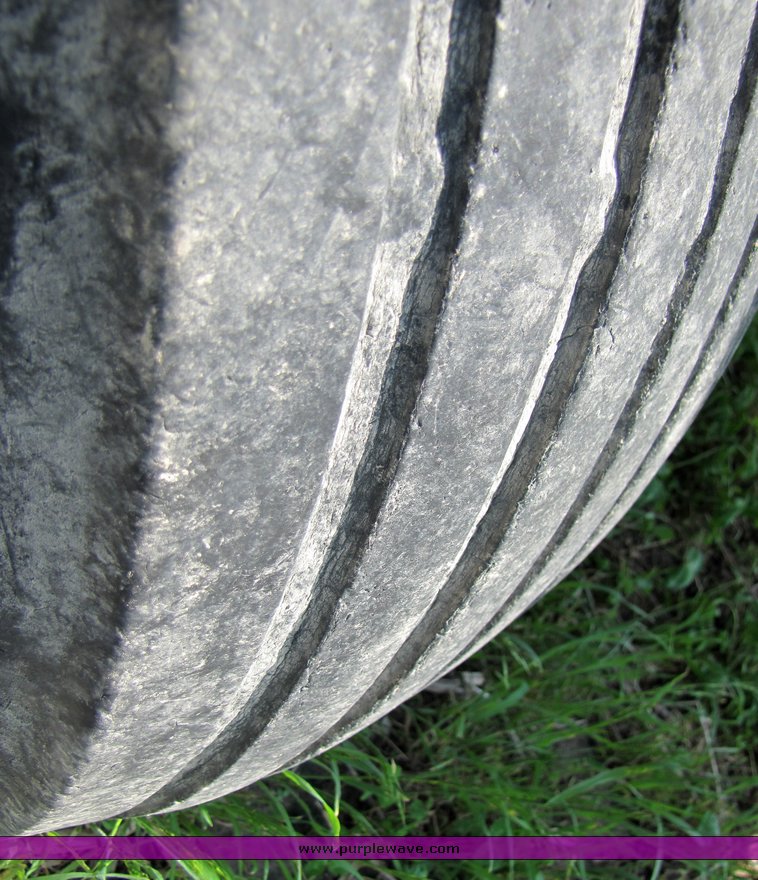 image for item 3315 1997 John Deere 566 round baler