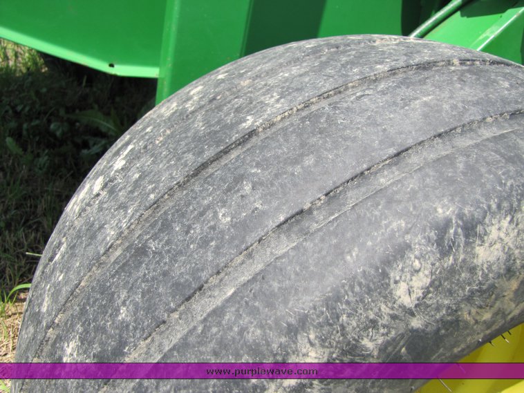 image for item 3315 1997 John Deere 566 round baler