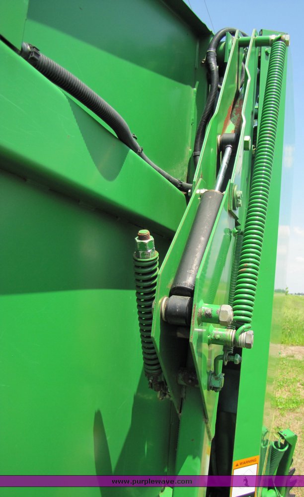 image for item 3315 1997 John Deere 566 round baler