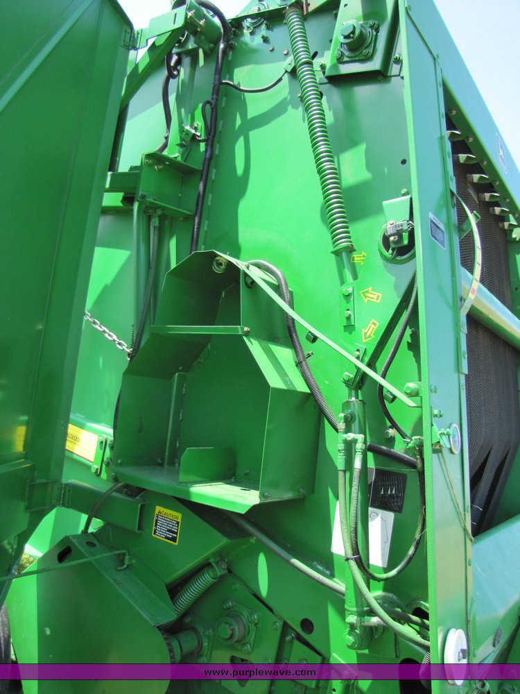 image for item 3315 1997 John Deere 566 round baler