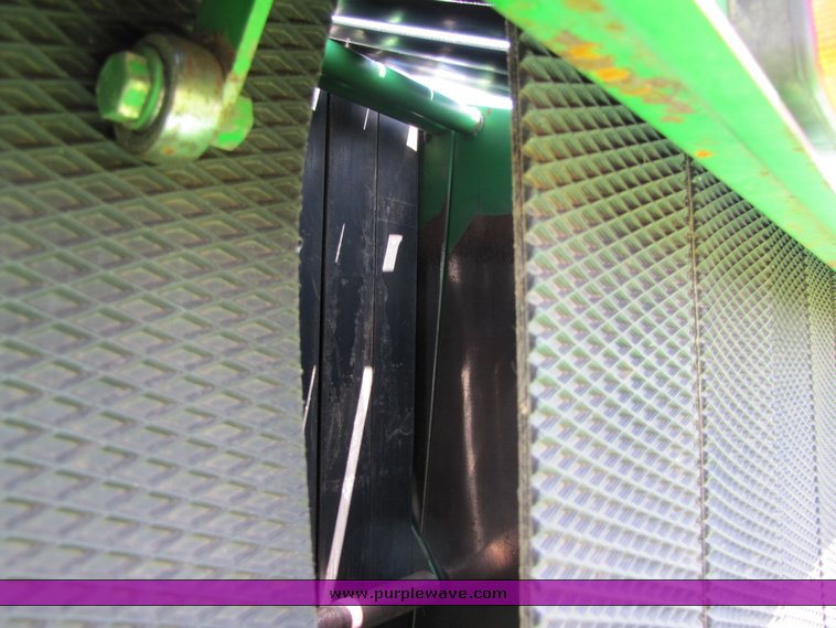 image for item 3315 1997 John Deere 566 round baler