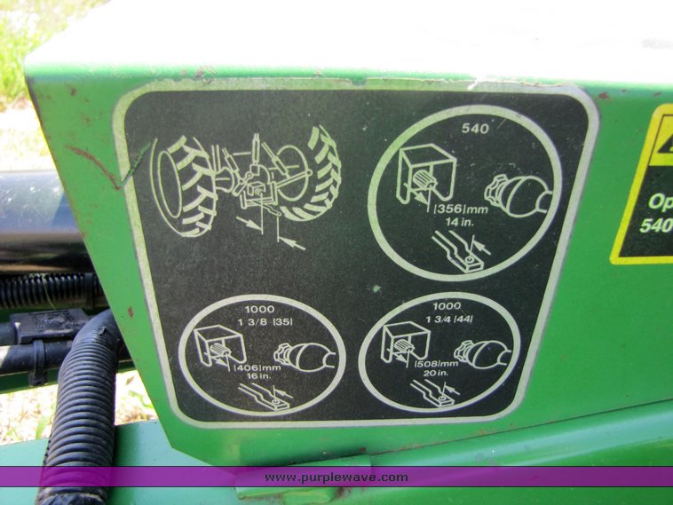 image for item 3315 1997 John Deere 566 round baler