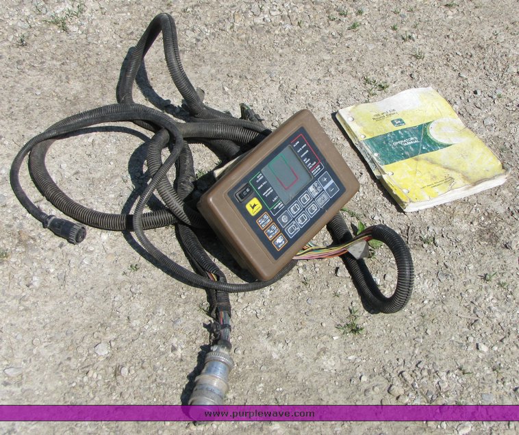 image for item 3315 1997 John Deere 566 round baler