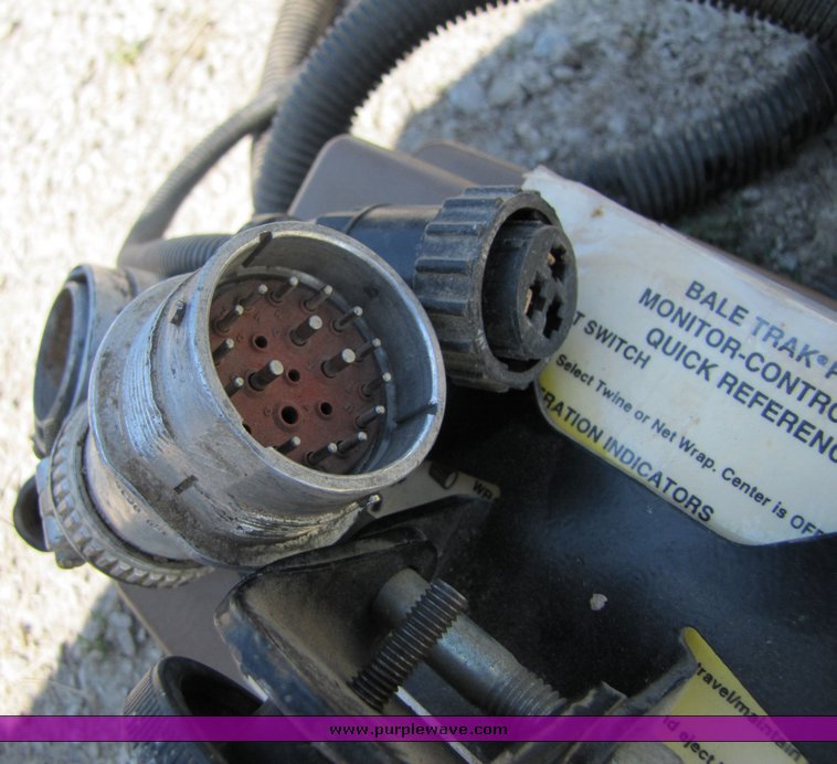 image for item 3315 1997 John Deere 566 round baler