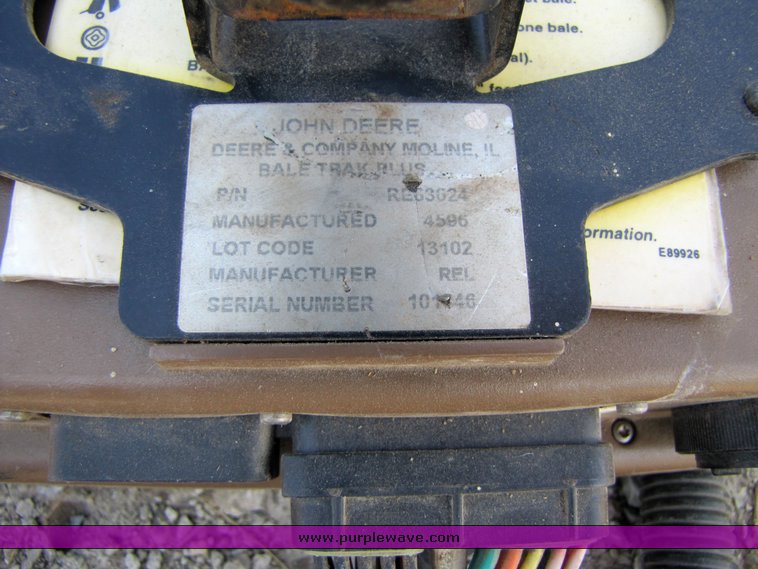 image for item 3315 1997 John Deere 566 round baler