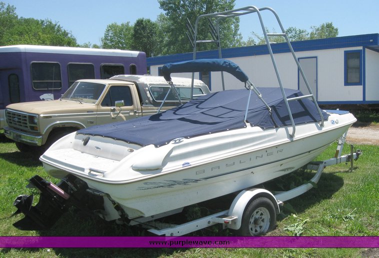 image for item 3995 1998 Bayliner Capri 1750 LS 18' ski boat