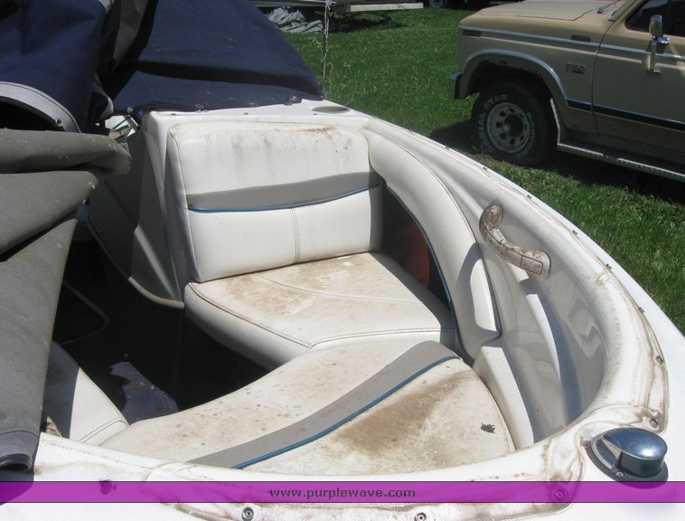 image for item 3995 1998 Bayliner Capri 1750 LS 18' ski boat