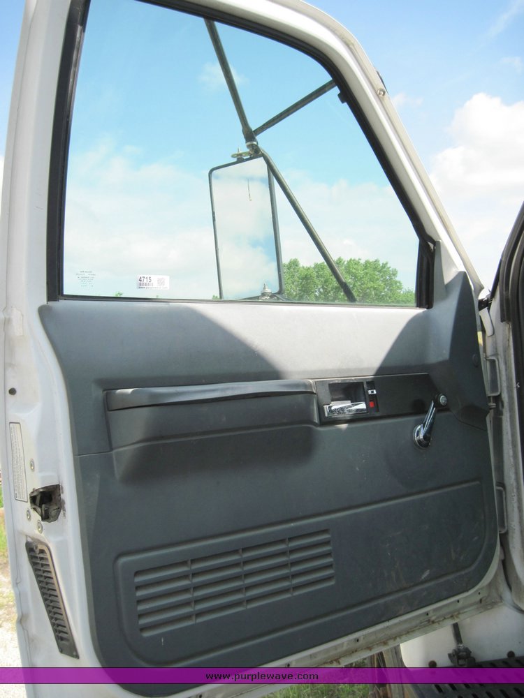 image for item 4715 1994 GMC Topkick C7H042 box truck