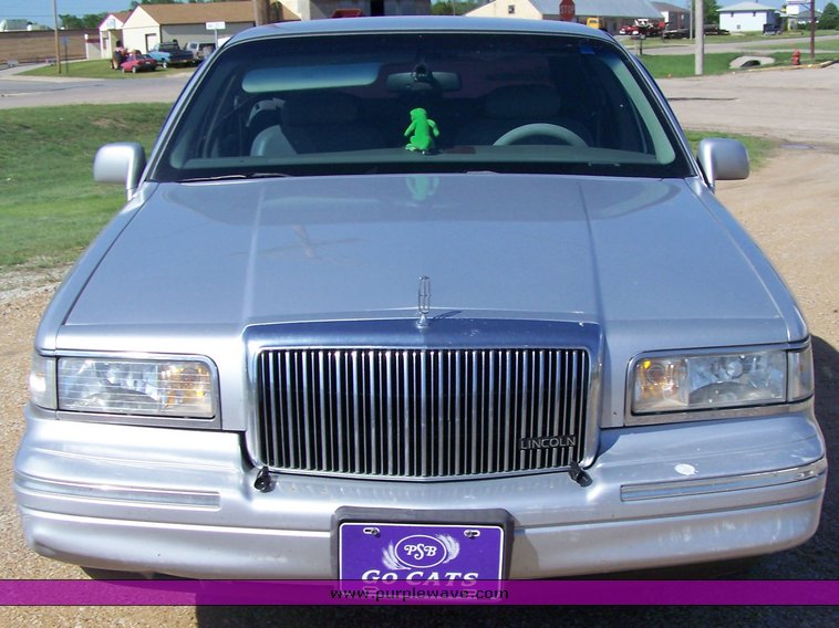 image for item 8112 1997 Lincoln Town Car Signature Series