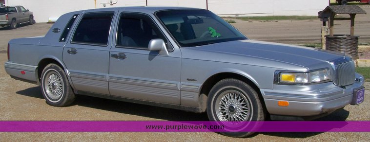 image for item 8112 1997 Lincoln Town Car Signature Series