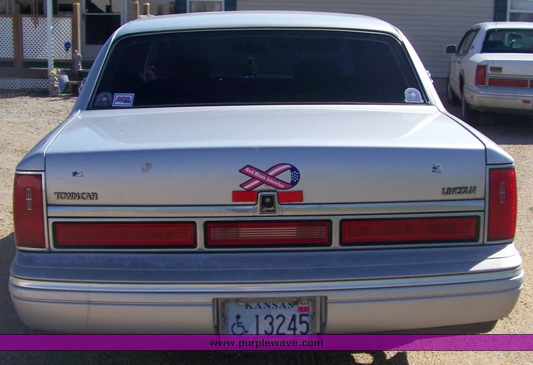 image for item 8112 1997 Lincoln Town Car Signature Series