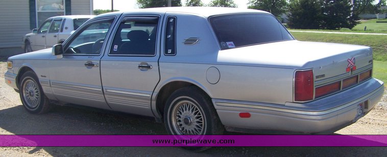 image for item 8112 1997 Lincoln Town Car Signature Series