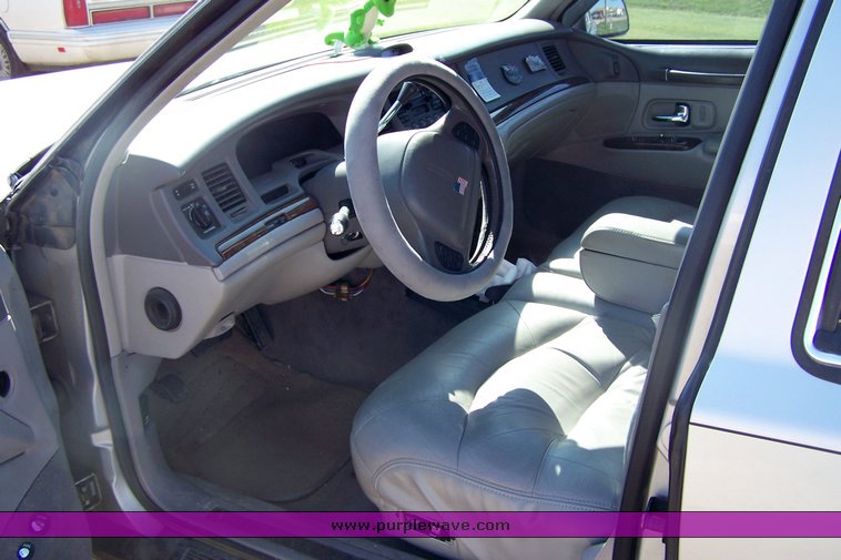 image for item 8112 1997 Lincoln Town Car Signature Series