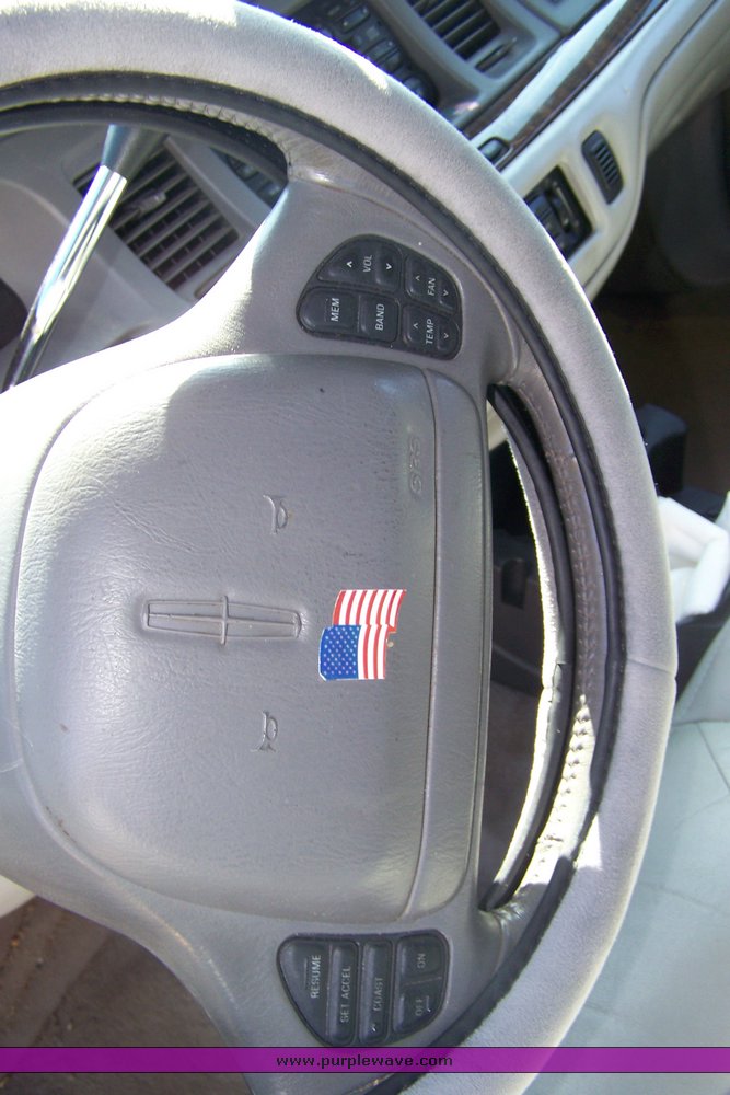 image for item 8112 1997 Lincoln Town Car Signature Series