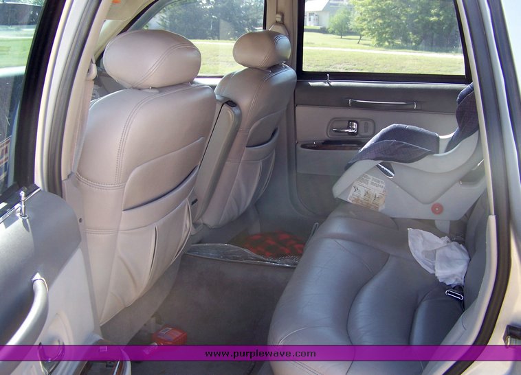 image for item 8112 1997 Lincoln Town Car Signature Series