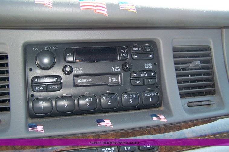 image for item 8112 1997 Lincoln Town Car Signature Series