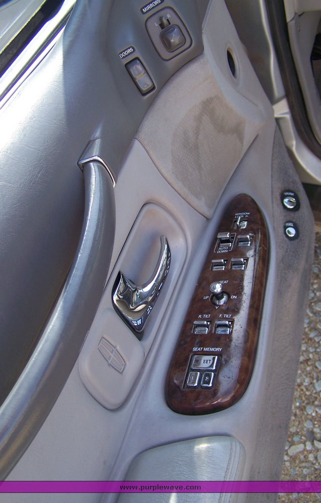 image for item 8112 1997 Lincoln Town Car Signature Series