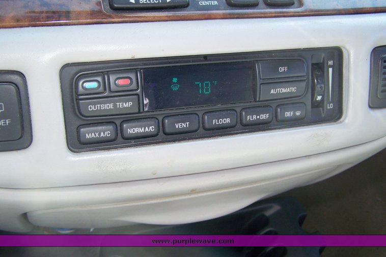 image for item 8112 1997 Lincoln Town Car Signature Series