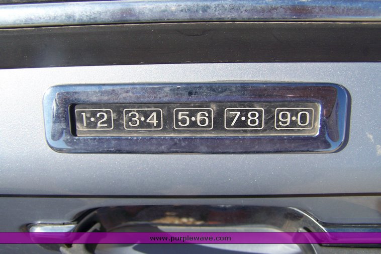 image for item 8112 1997 Lincoln Town Car Signature Series