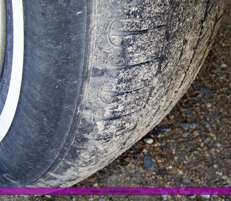 image for item 8112 1997 Lincoln Town Car Signature Series