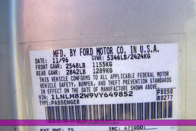 image for item 8112 1997 Lincoln Town Car Signature Series