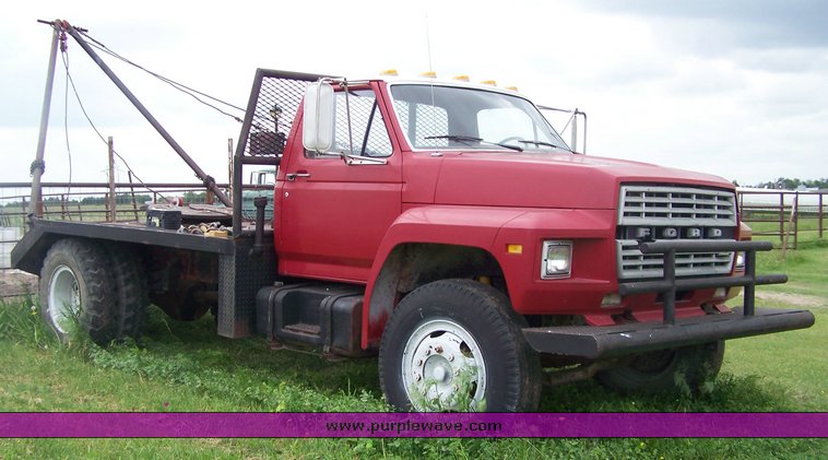 image for item 8113 1981 Ford F800 gin pole truck