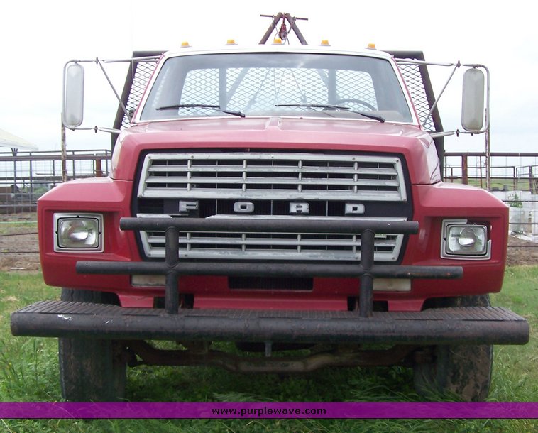 image for item 8113 1981 Ford F800 gin pole truck