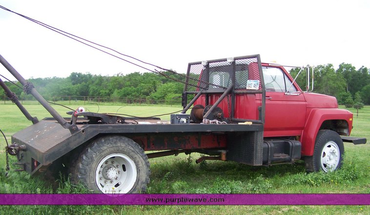 image for item 8113 1981 Ford F800 gin pole truck