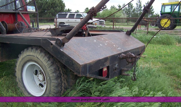 image for item 8113 1981 Ford F800 gin pole truck