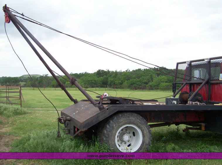 image for item 8113 1981 Ford F800 gin pole truck