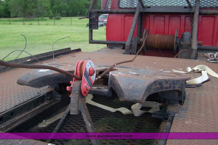 image for item 8113 1981 Ford F800 gin pole truck