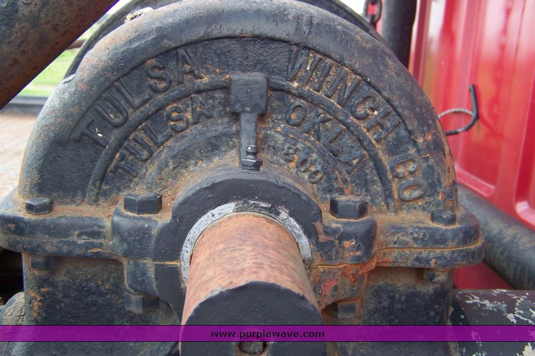 image for item 8113 1981 Ford F800 gin pole truck