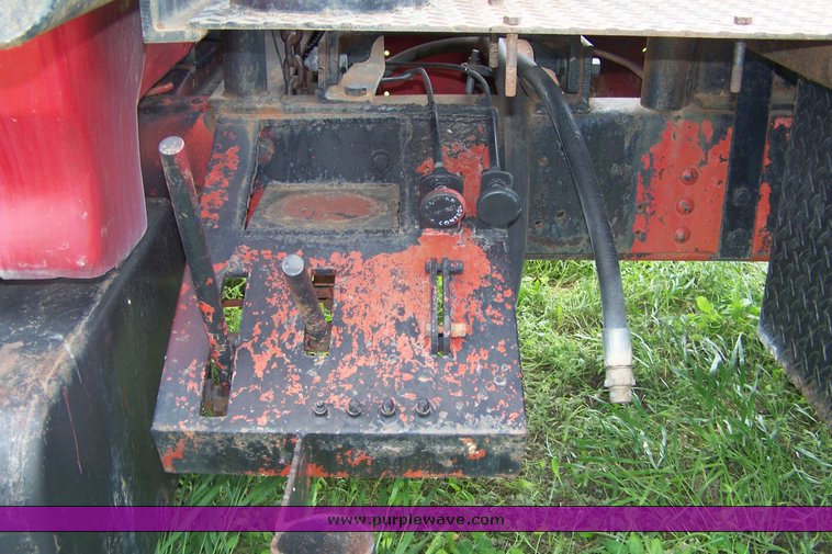 image for item 8113 1981 Ford F800 gin pole truck