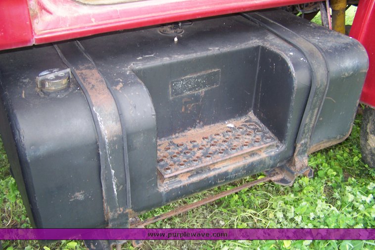 image for item 8113 1981 Ford F800 gin pole truck