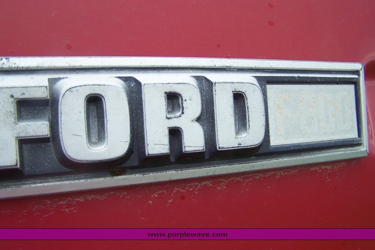 image for item 8113 1981 Ford F800 gin pole truck