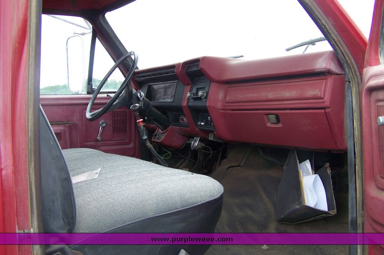 image for item 8113 1981 Ford F800 gin pole truck