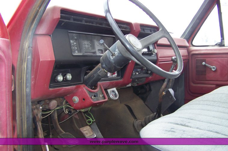 image for item 8113 1981 Ford F800 gin pole truck