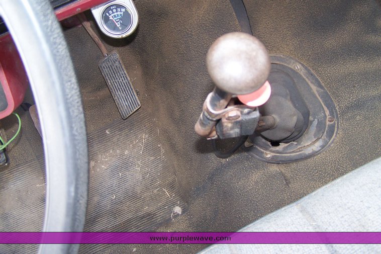 image for item 8113 1981 Ford F800 gin pole truck