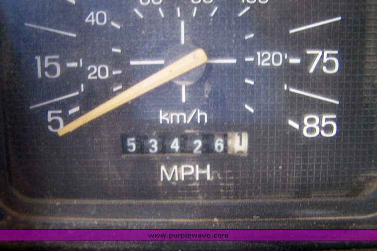 image for item 8113 1981 Ford F800 gin pole truck