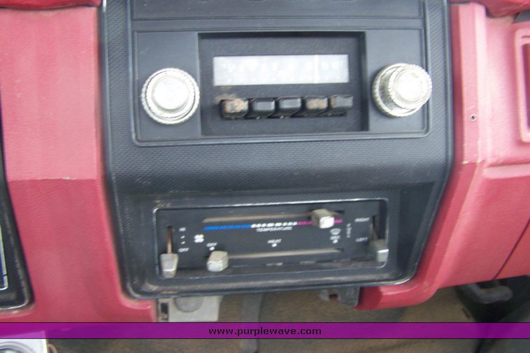 image for item 8113 1981 Ford F800 gin pole truck