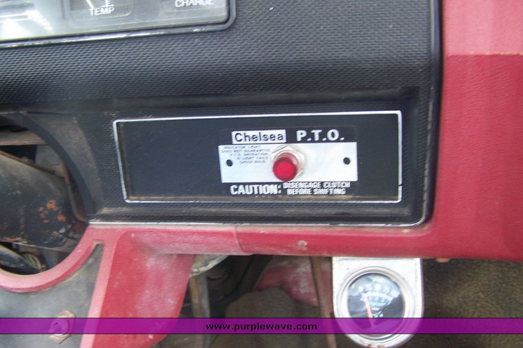 image for item 8113 1981 Ford F800 gin pole truck