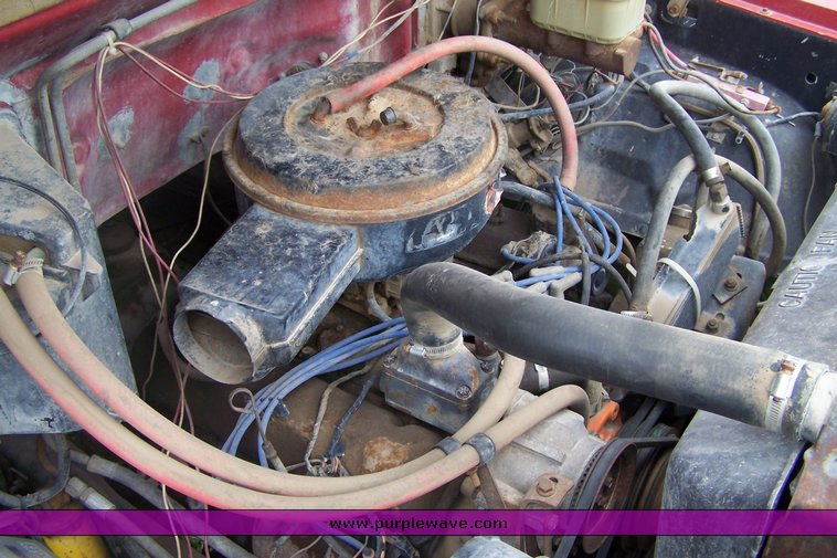 image for item 8113 1981 Ford F800 gin pole truck